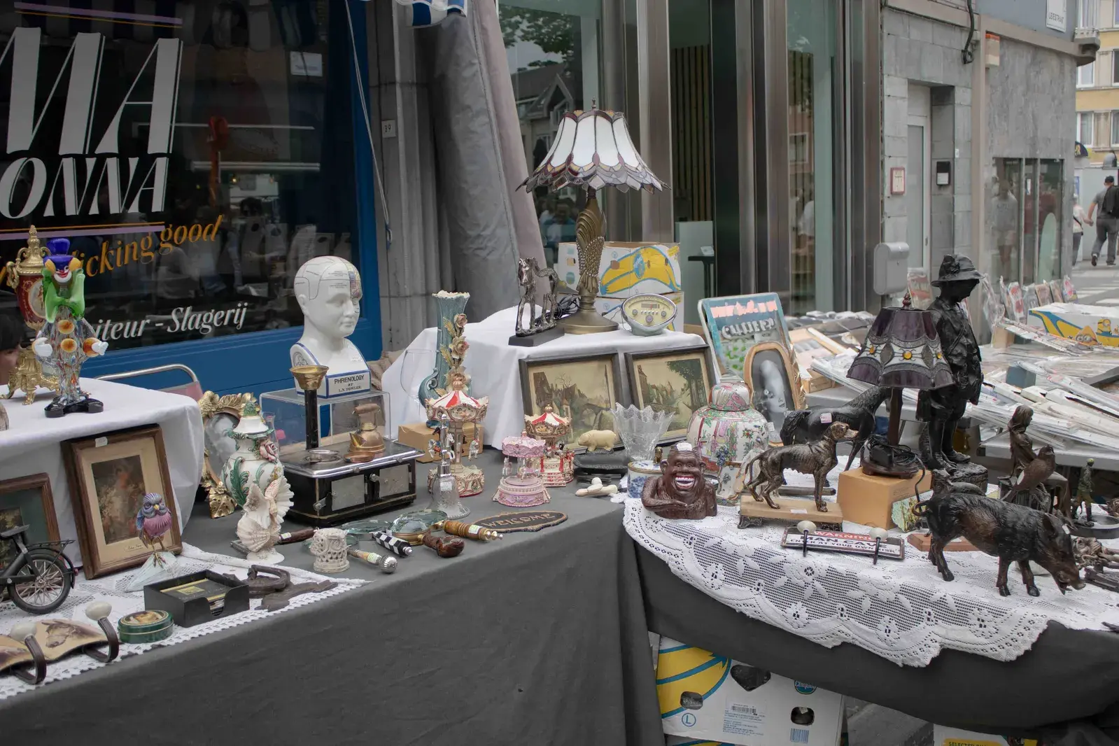 foto van rommelmarkt standje