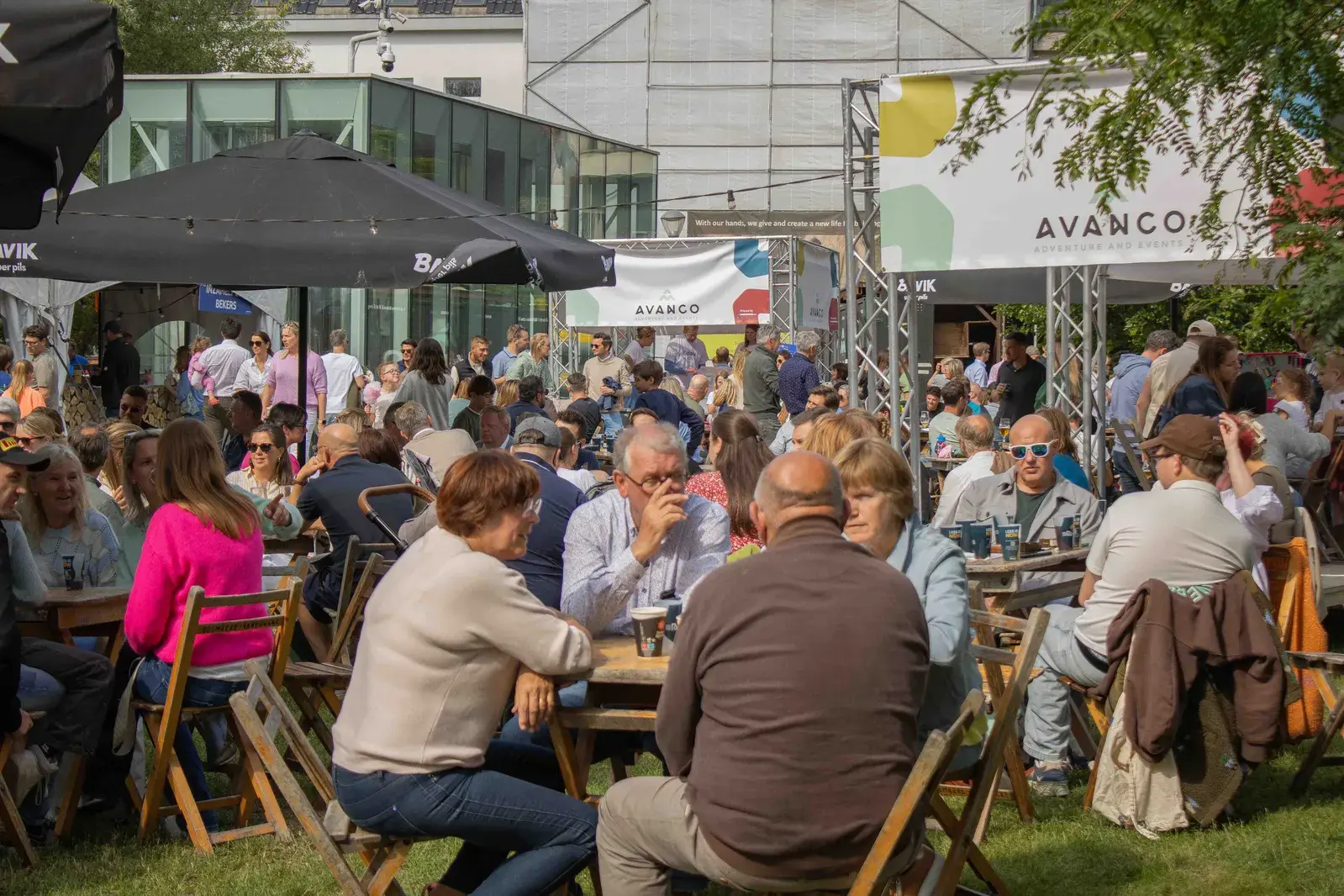 mensen op terras in de zon